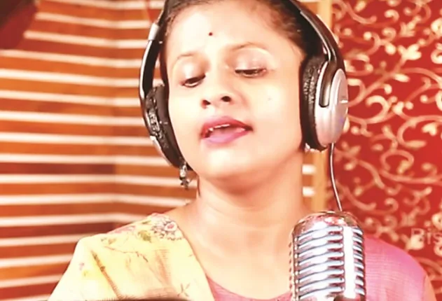 ମନ ଜିଣୁଛନ୍ତି ବିବାଦୀୟ କ୍ୱିନ୍‌ ରାଣୀ ପଣ୍ଡା: କୃଷ୍ଣ ଭଜନ ଗାଇ ଦର୍ଶକଙ୍କ ମନ ଜିଣିଲେ