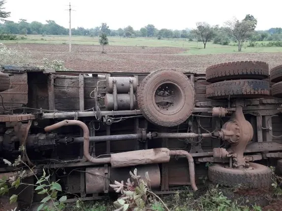 ଓଲଟିଲା ସିମେଣ୍ଟ ବୋଝେଇ ଟ୍ରକ୍: ଜଣେ ମୃତ, ୭ ଶ୍ରମିକ ଆହତ