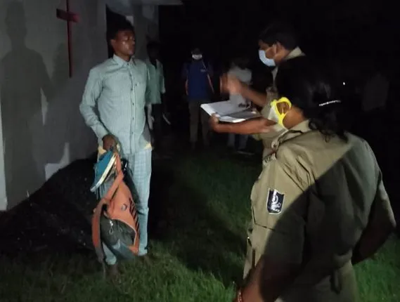 ଚାକିରି ଦେବା ନାଁରେ ବନ୍ଧମୁଣ୍ଡା ଗୀର୍ଜାରେ ଯୁବକଙ୍କୁ ଲୁଚାଇ ରଖିଥିବା ଅଭିଯୋଗରେ ଦଲାଲକୁ ଗିରଫ କଲା  ପୁଲିସ୍