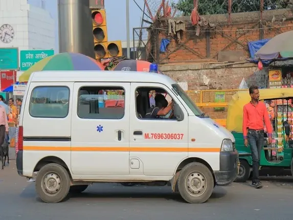 ୬କିଲୋମିଟର ରାସ୍ତା ପାଇଁ ୯,୨୦୦ ଟଙ୍କା ନଦେବାରୁ ଅମ୍ଲଜାନ ପାଇପ୍ କାଢ଼ି ବାଳକ ସମେତ ପରିବାରକୁ ଆମ୍ବୁଲାନ୍ସରୁ ବାହାର କରିଦେଲା ଚାଳକ