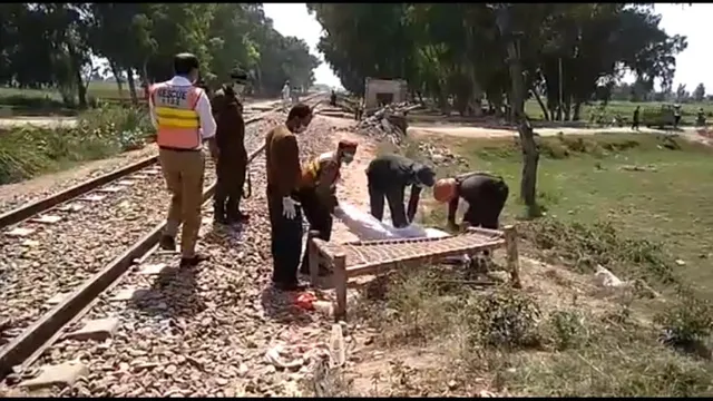 ଫାଟକବିହୀନ ରେଲୱେ କ୍ରସିଂ ପାର ହେଉଥିବା ବେଳେ ଟ୍ରେନ ସହ ଧକ୍କା ଖାଇଲା ଯାତ୍ରୀବାହୀ ଭ୍ୟାନ୍, ୧୬ମୃତ, ୨୯ ଆହତ