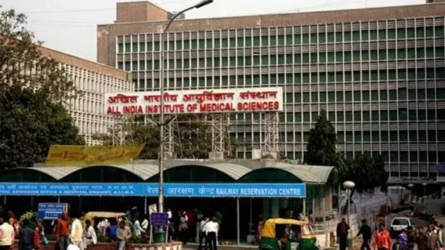 ୧୦ମହଲା ଉପରୁ ତଳକୁ ଡ଼େଇଁ ଆତ୍ମହତ୍ୟା ଉଦ୍ୟମ କଲେ ଅବସାଦଗସ୍ତ ଥିବା ଏମ୍ସ ଡାକ୍ତର, ଗୁରୁତର ଅବସ୍ଥାରେ ଡ଼ାକ୍ତରଖାନାରେ ଭର୍ତ୍ତି