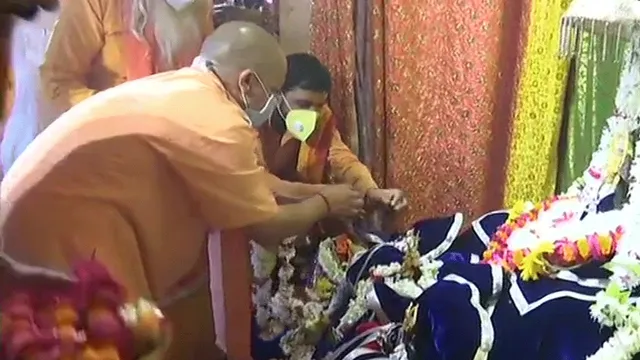 ଅଯୋଧ୍ୟାରେ ପହଞ୍ଚିଲେ ଯୋଗୀ ଆଦିତ୍ୟନାଥ; ଭୂମିପୂଜା ଦୀପାବଳି ଭଳି ପାଳିବାକୁ ବିଶ୍ବ ହିନ୍ଦୁ ପରିଷଦ୍‌ର ଯୋଜନା