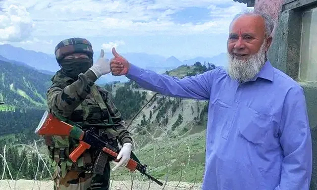 ପ୍ରଥମ ଥର ପାଇଁ ପାକ୍ ସୀମାରେ ଅସ୍ତ୍ରଶସ୍ତ୍ରରେ ସଜ୍ଜିତ ହୋଇ ସୁରକ୍ଷା ଦେଲେ ଆସାମ ରାଇଫଲ୍ସର ମହିଳା ଯବାନ୍, ସମର୍ଥନ ଦେଲେ ସ୍ଥାନୀୟ ବାସିନ୍ଦା