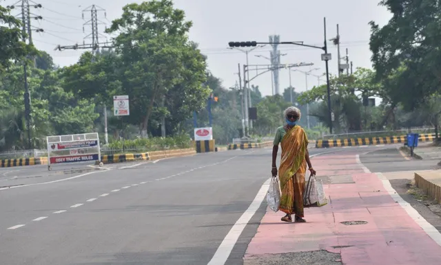 ଦିନ ଗୋଟାଏ ପରେ ଏଜି ଛକରେ ଜଣେ ପଥିକ। (ଫଟୋ: ବିଭୂତି, ଭୁବନେଶ୍ୱର)