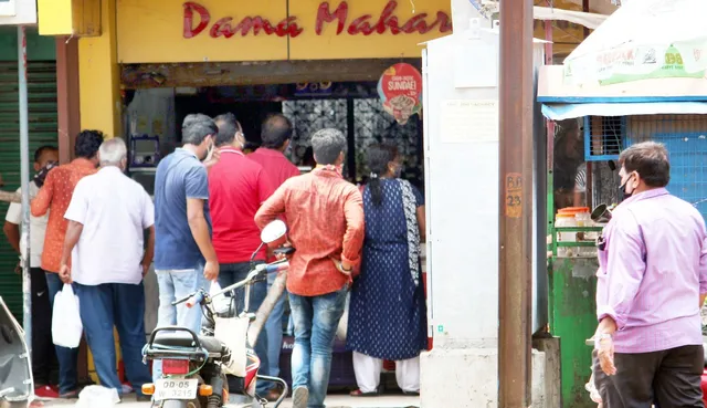 କଟକରେ ରକ୍ଷାବନ୍ଧନ ଲାଗି ମିଠା ଦୋକାନରେ ଗ୍ରାହକଙ୍କ ଭିଡ଼, ଚୌଧୁରୀ ବଜାରରେ ରାକ୍ଷୀ ଦୋକାନ ସିଲ