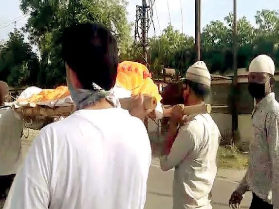 କରୋନା ଭୟରେ ଚିକିତ୍ସା ନକରି ଫେରାଇ ଦେଲେ ଡାକ୍ତର; ହିନ୍ଦୁ ମୃତକଙ୍କ ଅନ୍ତିମ ସଂସ୍କାର କରି ଚର୍ଚ୍ଚାରେ ମୁସଲ୍‌ମାନ ପଡ଼ୋଶୀ