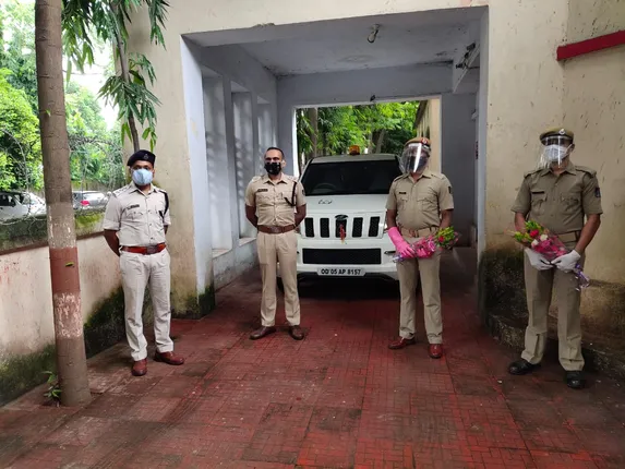 କ‌େରୋନାକୁ ପରାସ୍ତ କରି କାମରେ ଯୋଗ ଦେବା ପରେ ୨ ପୁଲିସ୍‌କର୍ମୀଙ୍କୁ ସ୍ବାଗତ କଲେ ସମ୍ବଲପୁର ଏସ୍‌ପି