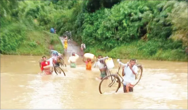 ଖରସ୍ରୋତା ପାଣିରେ ପଶି ନେଉଛନ୍ତି ରାସନ, ସେତୁ ନିର୍ମାଣ ଦାବିରେ କରିଥିଲେ ଭୋଟ୍‌ ବର୍ଜନ