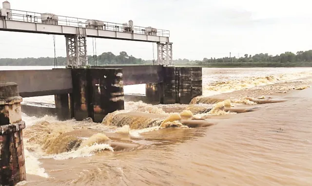 ଆଖୁଆପଦାଠା‌ରେ ବିପଦ ସଙ୍କେତ ଉପରେ ବୈତରଣୀ