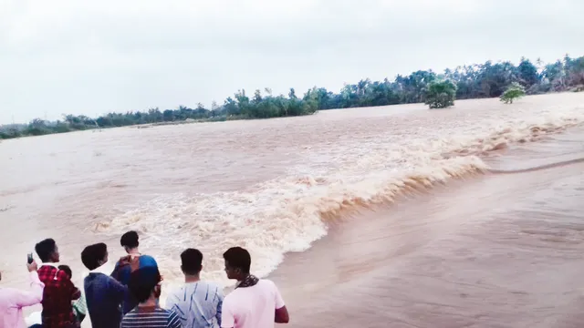 ବନ୍ୟା ଆଣିଲା ଦୁର୍ଦ୍ଦଶା : ଭୁବନେଶ୍ୱର ଉପକଣ୍ଠର ଶତାଧିକ ଲୋକ ଜଳବନ୍ଦୀ