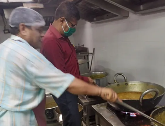 ରାଜଧାନୀରେ ବିଭିନ୍ନ କୋଭିଡ୍‌ ହସ୍ପିଟାଲ ଯାଞ୍ଚ କଲା ବିଏମ୍‌ସି, ଖାଦ୍ୟର ମାନ ପରଖାଗଲା