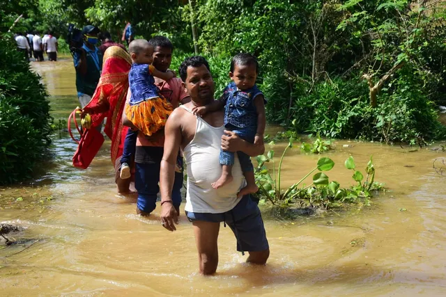 ମହାନଦୀର ମହାରୂପ : କାୟା ମେଲାଉଛି, ମୁଣ୍ଡୁଳି ଦେଇ ଆସୁଛି ୧୦ ଲକ୍ଷ ଘନଫୁଟରୁ ଅଧିକ ଜଳ