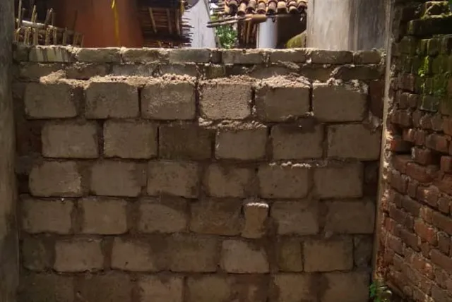 କରୋନା ଚିହ୍ନଟ ହେବା ପରେ ସାହିରେ ସିମେଣ୍ଟ ପାଚେରୀ କରି ସିଲ କରିଦେଲେ ଲୋକ