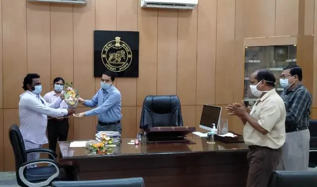 ଜିଲ୍ଲାପ୍ରଶାସନ ପକ୍ଷରୁ ପ୍ଲାଜ୍‌ମା ଦାନ କରିଥିବା କୋଭିଡ୍ ଯୋଦ୍ଧାଙ୍କୁ ସମ୍ବର୍ଦ୍ଧନା