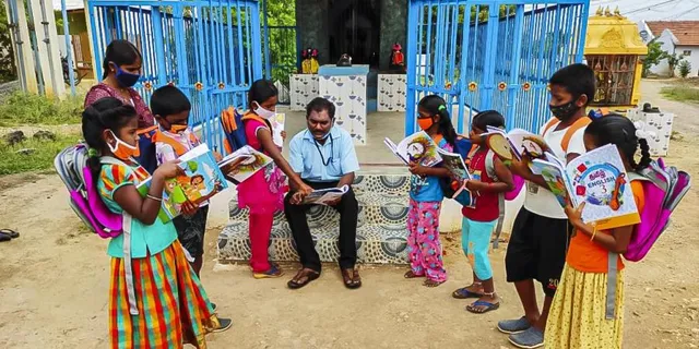 କରୋନାକୁ ଖାତିର ନକରି ୧୦୦ କି‌ମି ରାସ୍ତା ଅତିକ୍ରମ କରି ନିଜ ସ୍କୁଲର ୫୭ ପିଲାଙ୍କୁ ବହି ବାଣ୍ଟିଲେ ପ୍ରଧାନ ଶିକ୍ଷକ