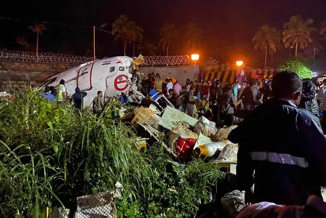 ଏୟାର ଇଣ୍ଡିଆ ବିମାନ ଦୁର୍ଘଟଣା : କାଳ ହେଲା ‘ଟେବୁଲ୍ ଟପ୍ ରନୱେ’, ଲ୍ୟାଣ୍ଡିଂ ପରେ ୩୫ ଫୁଟ୍ ତଳକୁ ଖସିପଡ଼ି ୨ ଖଣ୍ଡ ହେଲା ବିମାନ