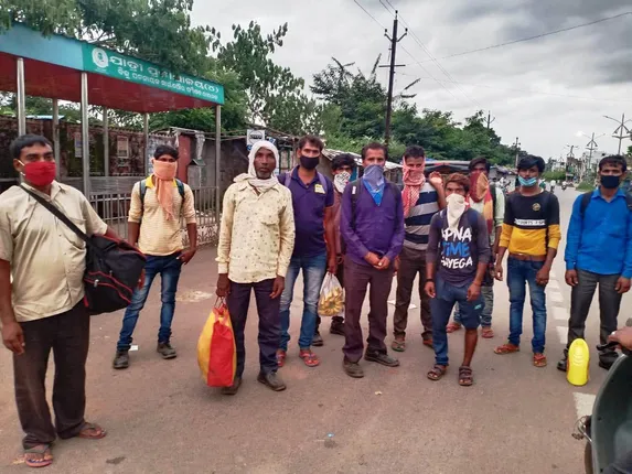 ସରୁନି ଲକଡାଉନ୍ ଦୁଃଖ…, କେରଳରୁ ଚାଲି ଚାଲି ଉତ୍ତରପ୍ରଦେଶ ଅଭିମୁଖେ ୧୨ ଶ୍ରମିକ