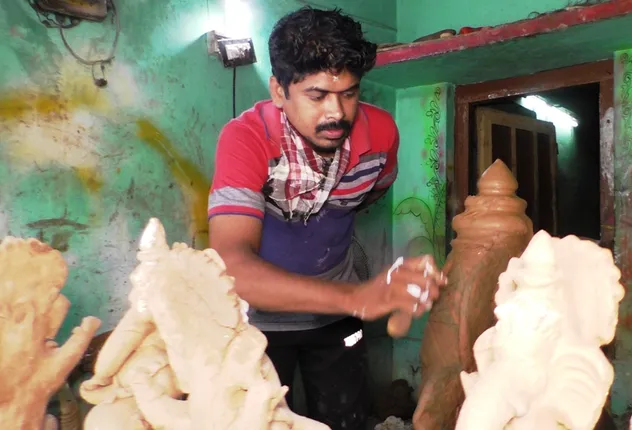 କରୋନା ବୁଡ଼ାଇଦେଲା ବେଉସା: କ୍ଷତି କୋଟିଏ ଟଙ୍କା, ପାର୍ବଣ ଋତୁରେ ହାତବାନ୍ଧି ବସିଛନ୍ତି ମୂର୍ତ୍ତି କାରିଗର