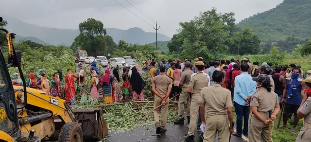 କରୋନା ରୋଗୀଙ୍କ ମୃତଦେହ ପୋତାକୁ ନେଇ ଉତ୍ତେଜନା: ଗ୍ରାମବାସୀଙ୍କ ପକ୍ଷରୁ ଜାତୀୟ ରାଜପଥ ଅବରୋଧ