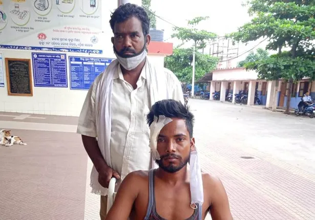 ଦୁର୍ଘଟଣାଗସ୍ତ ଯୁବକଙ୍କ ଚିକିତ୍ସା ପାଇଁ ହାତ ଟେକିଦେଲା ପ୍ରଶାସନ, ଗାଁ ଲୋକ ଚାନ୍ଦା କରି ମେଡ଼ିକାଲରୁ ଆଣିଲେ