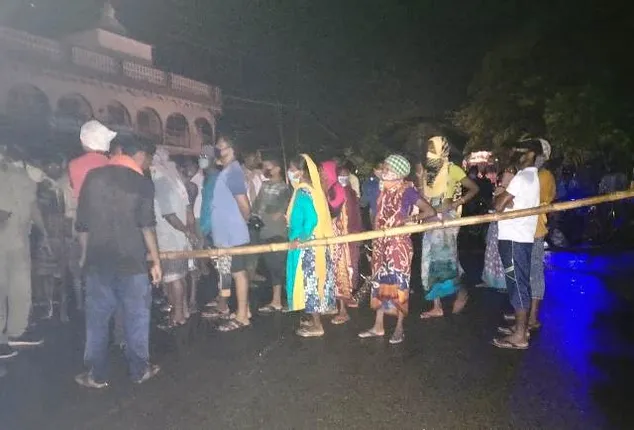 ହୋମ୍ ଆଇସୋଲେସନ୍‌ରେ ରହିଥିବା କରୋନା ଆକ୍ରାନ୍ତଙ୍କ ପୁଅ ବାହାରେ ବୁଲିବାକୁ ବିରୋଧ କରି ରାସ୍ତାରୋକ କଲେ ସ୍ଥାନୀୟ ଲୋକ