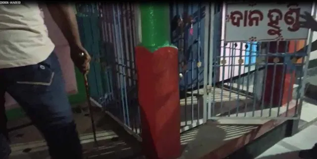 ମନ୍ଦିର ଦାନ ହୁଣ୍ଡିରୁ ବାହାରିଲା ବିରାଟକାୟ ଅହିରାଜ ସାପ; ପୂଜକ ଓ ସ୍ଥାନୀୟଲୋକେ ଭୟଭୀତ