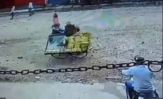 କରୋନା କାଳରେ ରାସ୍ତାକଡ଼ରେ ମକା ବିକ୍ରି କରୁଥିବା ଦୋକାନୀର ଠେଲାକୁ ଓଲଟାଇ ଦେଲା ପୁଲିସ