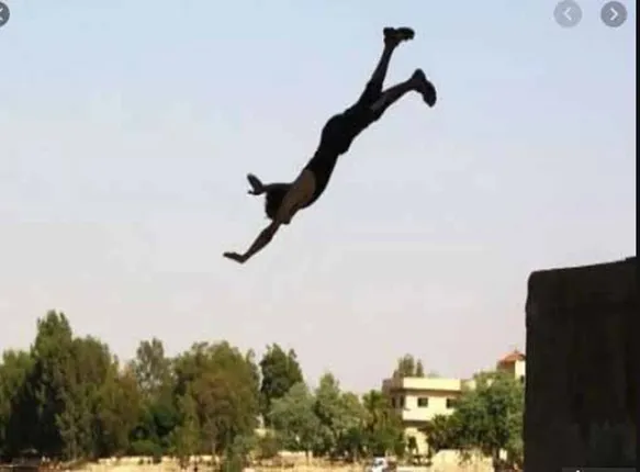 ଆତ୍ମହତ୍ୟା କରିବାକୁ ନଦୀକୁ ଡେଇଁ ପଡ଼ିଥିବା ଯୁବକ ଜୀବିତ ଅବସ୍ଥାରେ ତିନିଦିନ ଯାଏଁ ବୁଦା ମଝିରେ ଫସି ରହିଥିଲେ; ମତ୍ସ୍ୟଜୀବୀଙ୍କ ପାଇଁ ପାଇଲେ ନୂଆ ଜୀବନ