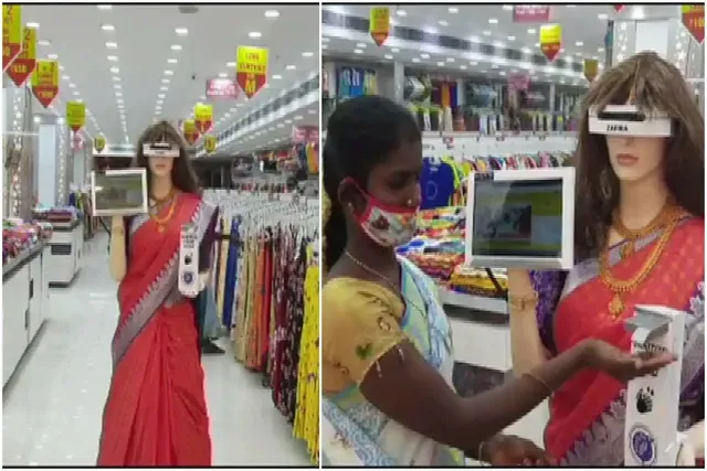 ପ୍ରବେଶ ଦ୍ବାରରେ ଗ୍ରାହକଙ୍କୁ ମାସ୍କ ଓ ସାନିଟାଇଜର୍‌ ପ୍ରଦାନ କରୁଛି ଶାଢ଼ି ପିନ୍ଧା ରୋବର୍ଟ ‘ଜାଫିରା’