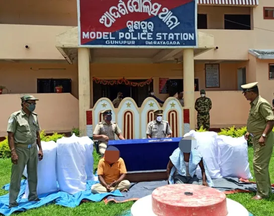 ୨୯୮.୬ କେଜି ଗଞ୍ଜେଇ ସହ ଲକ୍ଷାଧିକ ଟଙ୍କା ଜବତ; ଦୁଇ ଅଭିଯୁକ୍ତ ଗିରଫ