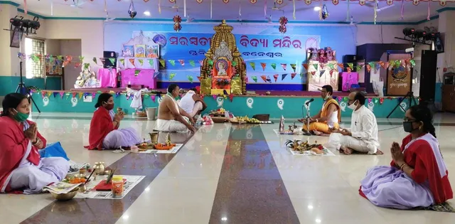 ସାମାଜିକ ଦୂରତା ପାଳନ ସହ ଗଣେଶ ପୂଜା। (ଫଟୋ ବିଭୂତି, ଭୁବନେଶ୍ୱର)