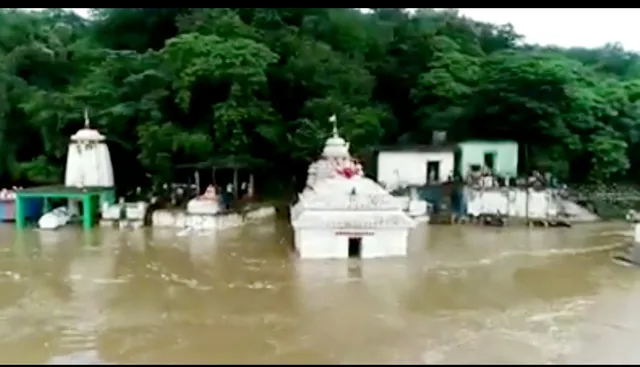 ବଢୁଛି ମହାନଦୀ ଜଳସ୍ତର: ବୁଢା ମହାଦେବଙ୍କ ମନ୍ଦିରରେ ବନ୍ୟା ପାଣି, ଗୟଳବାଙ୍କ କଇଁମୁଣ୍ଡିରେ ୩୦ ଫୁଟ୍‌ର ଘାଇ