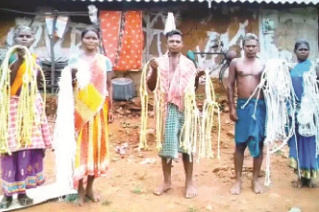 ଦେବଗଡ଼ : କରୋନା ଛଡ଼ାଇ ନେଇଛି ଜୀବିକା, ଚିନ୍ତାରେ ମାଙ୍କଡ଼ିଆ ପରିବାର