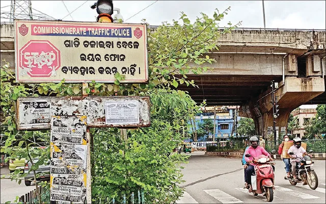 ଗାଡ଼ି ଚଳାଇବା ବେଳେ ଇଅର ଫୋନ୍‌ ବ୍ୟବହାର କଲେ ବାତିଲ ହେବ ଲାଇସେନ୍ସ