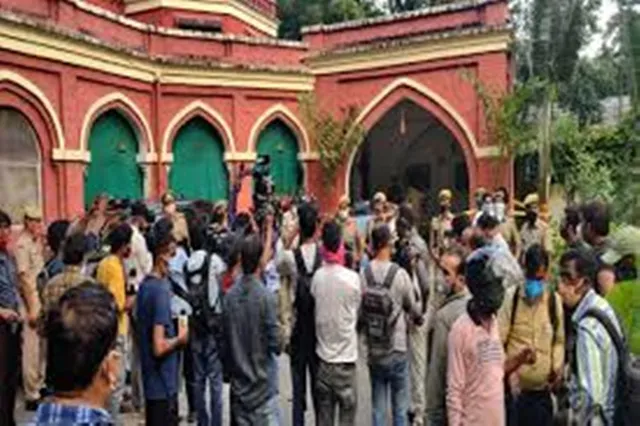 ମୁଖ୍ୟମନ୍ତ୍ରୀ ଯୋଗୀଙ୍କ ଘର ପାଖରେ ଡବଲ୍ ମର୍ଡର: ବରିଷ୍ଠ ରେଳ ଅଧିକାରୀଙ୍କ ପତ୍ନୀ ଓ ପୁଅକୁ ଗୁଳି କରି ହତ୍ୟାକଲେ ଅଜଣା ଆତତାୟୀ