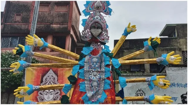 କୋଲ୍‌କାତା ଦୁର୍ଗା ପ୍ରତିମା ମୁହଁରେ ରୁପା ମାସ୍କ, ଦଶ ହାତରେ ଗ୍ଲୋଭ୍‌ସ୍‌ ଓ ସାନିଟାଇଜର୍