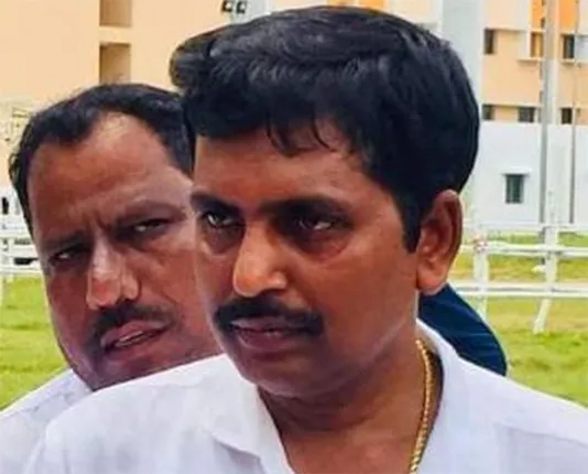 ଅଳ୍ପକେ ବର୍ତିଲେ ରେମୁଣା ବିଧାୟକ: ହସ୍ପିଟାଲ ପରିସରରେ ଢେଲା ମାରି ବିଧାୟକଙ୍କ ଗାଡ଼ି କାଚ ଭାଙ୍ଗିଦେଲେ ନିଶାସକ୍ତ ଯୁବକ