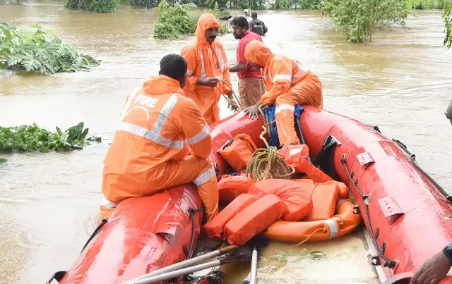 ଜଳଘେରରୁ ୩୩୪ ଜଣଙ୍କୁ ଉଦ୍ଧାର କଲା ଅଗ୍ନିଶମ, ଖୋଲିଲା ୨୪ ଘଣ୍ଟିଆ ନିୟନ୍ତ୍ରଣ କକ୍ଷ