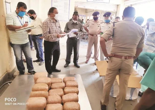 ଭୁବନେଶ୍ୱର : ୪୦ ଲକ୍ଷ ଟଙ୍କାର ଗଞ୍ଜେଇ ଜବତ, ୨ ଏଜେଣ୍ଟ ଗିରଫ, ମାଷ୍ଟରମାଇଣ୍ଡ ଫେରାର୍‌