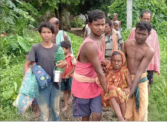 ରାଜଧାନୀ ତଳ ଲିଙ୍କୁଡ଼ି ଗାଁର ଚିତ୍ର, ଭାରରେ ବୁହା ହେଉଛନ୍ତି ରୋଗୀ