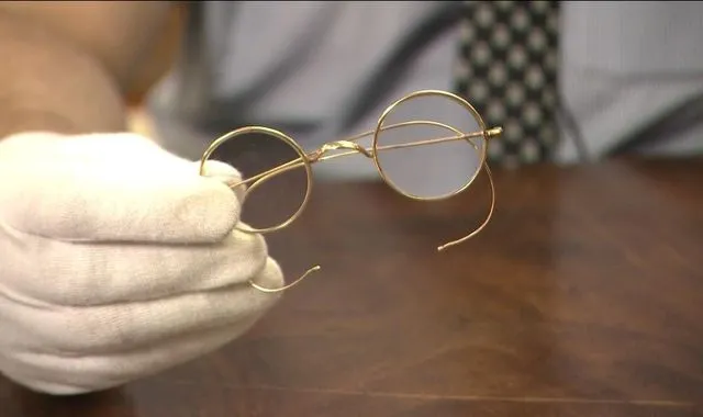 ବିକ୍ରେତାଙ୍କ ଜୀବନଧାରା ବଦଳାଇ ଦେବ ପ୍ରାୟ ୨ କୋଟି ୫୫ ଲକ୍ଷ ଟଙ୍କାରେ  ବିକ୍ରି ହୋଇଥିବା ମହାତ୍ମା ଗାନ୍ଧୀଙ୍କ ଚଷମା