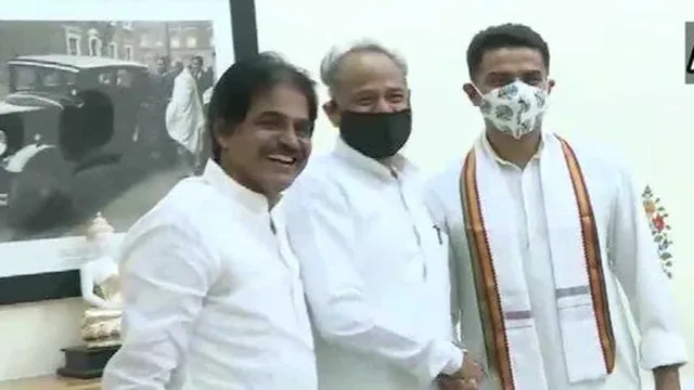 ମାସେ ପରେ ଭେଟାଭେଟି ହେଲେ ସଚିନ ପାଇଲଟ୍‌ ଓ ଅଶୋକ ଗେହଲଟ୍: ମୃଦୁ ହସି କରମର୍ଦ୍ଦନ କଲେ