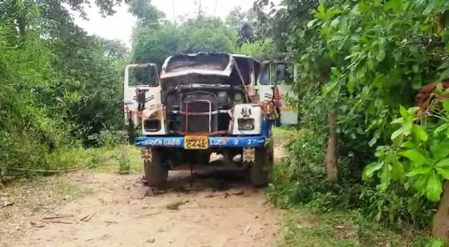 ବାଲି ଚୋରାଚାଲାଣ ଖବର ପାଇ ୩ଟି ଟ୍ରକ୍, ଟ୍ରାକ୍ଟର୍ ଓ ବାଇକ ପୋଡ଼ିଦେଲେ ଉତ୍ତ୍ୟକ୍ତ ଲୋକ