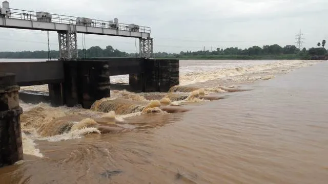 ବୈତରଣୀ ଓ ଏହାର ଶାଖା ବୁଢା ନଦୀରେ ପାଣି ବଢୁଛି: ଆଖୁଆପଦାଠାରେ ବୈତରଣୀ ନଦୀର ଜଳସ୍ତର ବିପଦ ସଙ୍କେତ ଉପରେ, ୩ ବ୍ଲକର ବହୁ ଅଞ୍ଚଳ ଜଳମଗ୍ନ