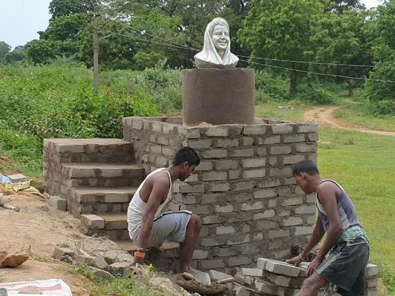 ଜାଗା ଦେଲାନି ପ୍ରଶାସନ, ନଦୀ କୂଳରେ ଇନ୍ଦିରା ଗାନ୍ଧୀଙ୍କ ପ୍ରତିମୂର୍ତ୍ତି ନିର୍ମାଣ କରୁଛି ଯାଜପୁର ଜିଲ୍ଲା କଂଗ୍ରେସ