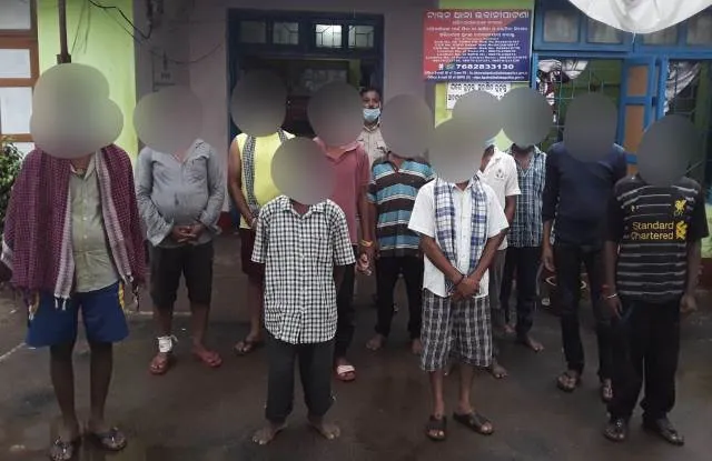 ଭବାନୀପାଟଣା କାଳୀମନ୍ଦିର ପଡ଼ାରେ ଡ୍ୟୁଟି ସମୟରେ କୋଭିଡ ଯୋଦ୍ଧା ପୁଲିସକୁ ଆକ୍ରମଣ ଘଟଣା : ଟାଉନଥାନା ପକ୍ଷରୁ ୧୧ ଜଣଙ୍କୁ ଗିରଫ କଲା ପୁଲିସ