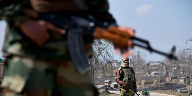 ଜାମ୍ମୁ କାଶ୍ମୀରର ପୁଲୱାମା ଏନକାଉଣ୍ଟରରେ ତିନି ହିଜବୁଲ ଆତଙ୍କବାଦୀ ନିିହତ, ଜଣେ ଯବାନ ସହିଦ