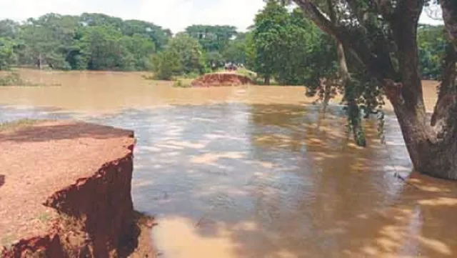 ସାଢ଼େ ଚାରି କୋଟିର ବେଣୀପୁର ଘେରିବନ୍ଧ ଭା˚ଗିବା ଘଟଣା : ବିଭାଗୀୟ ଯନ୍ତ୍ରୀ ବାଉଳା, କାଲି ଦାୟୀ କରିଥିଲେ ସରୀସୃପଙ୍କୁ; ଆଜି କଲେ ଲୋକଙ୍କୁ...