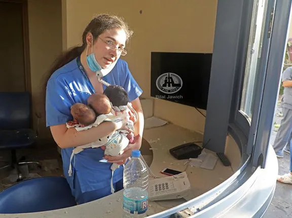 ବିରୁଟ୍‌ରେ ଭୟାବହ ବିସ୍ଫୋରଣ ପରେ ରକ୍ତାକ୍ତ ମୃତଦେହଗୁଡ଼ିକ ମଝିରେ ଅସହାୟ ନବଜାତଙ୍କୁ ସ୍ତନ୍ୟପାନ କରାଇଲେ ନର୍ସ